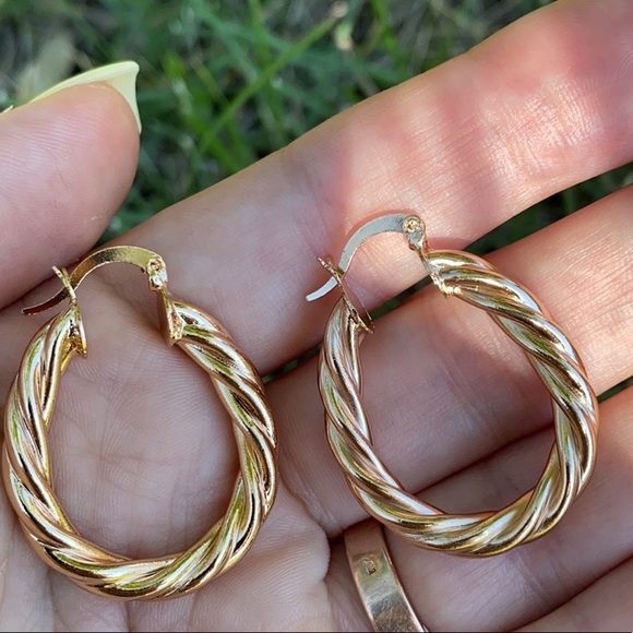 NEW 18k gold plated Earrings - Picture 3 of 3
